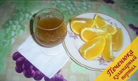 2) Апельсин помыть, разрезать на две половинки и выдавить из них сок. Полученный сок в нужном количестве вливаем в бокал к коньяку.
