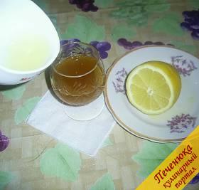 3) Из лимона также выжимаем сок и вливаем необходимое количество к ингредиентам в бокале.