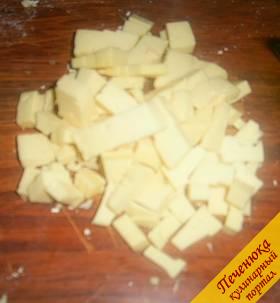 4) Твердый сыр нарезаем небольшими кубиками.