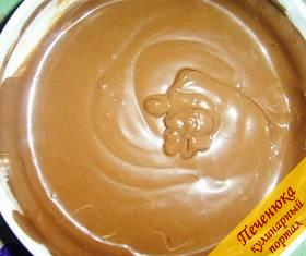 5) Полученный молочный шоколад оставляем слегка остыть, затем смешиваем его со сметаной. Желатин подогреваем так, чтобы он растворился полностью, но не доводим до кипения. Растворившийся желатин выливаем в шоколадно-сметанную смесь и все тщательным образом перемешиваем.