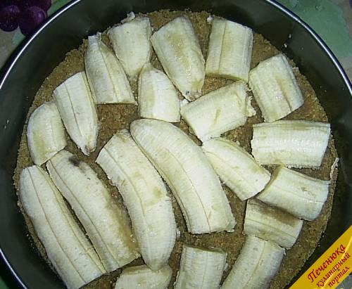 6) Достаем из холодильника нашу форму с печеньем, бананы разрезаем сначала на четыре части поперек, а затем каждую половинку - вдоль на две части. Выкладываем кусочки банана поверх застывшего печенья.