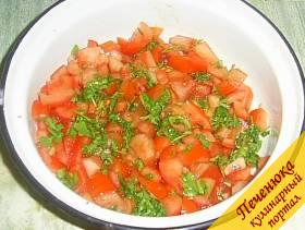 5) Зелень свежей петрушки измельчаем и добавляем к помидорам.