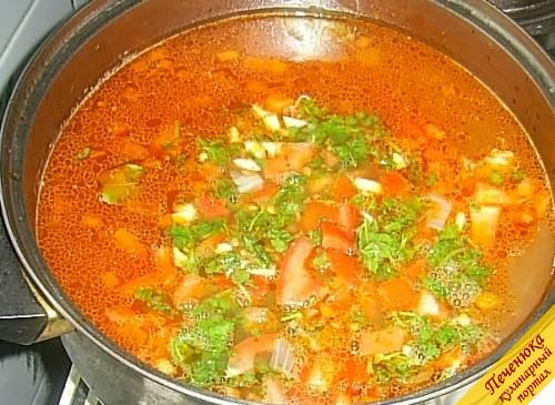 8) Высыпаем в суп помидоры с зеленью и чесноком. Добавляем хмели-сунели. Доводим суп до кипения и на медленном огне варим его еще минут десять. Снимаем с огня и даем ему настояться примерно 15-20 минут. Приятного аппетита!