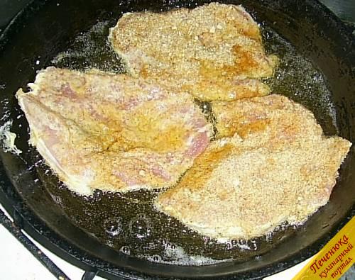 7) В сковороде разогреть сливочное масло, выложить мясо и обжаривать около пяти минут.