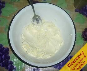 1) Размягченное сливочное масло или маргарин тщательно растираем с сахарным песком.