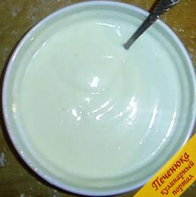 7) Тем временем займемся приготовлением крема. Сметану с сахаром взбиваем венчиком (лучше всего с помощью блендера).