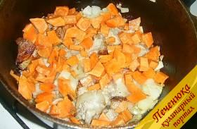4) Отправляем лук и морковь в казанок к мясу. Обжариваем все в течение десяти минут, периодически помешивая.