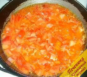 6) Тем временем готовим заправку к харчо. Для этого нарезаем достаточно крупно кубиками помидоры и обжариваем их на сковороде. В процессе жарки солим. В конце добавляем красный острый перец по вкусу. Перемешиваем.
