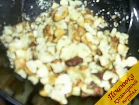 7) Грецкие орехи очищаем и измельчаем. Добавляем их в суп. Перемешиваем.
