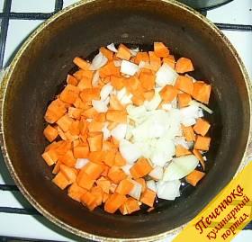 3) В казанке разогреваем растительное масло и отправляем туда тушиться морковку и лук.