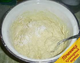 14) Постепенно всыпаем пшеничную муку, чтобы получилось мягкое, приятное на ощупь тесто.