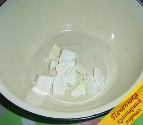 1) В миску нарезаем кусочками маргарин.