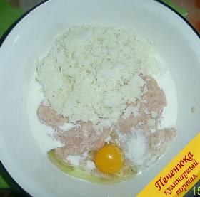 4) Соединяем промытый рис с мясным фаршем, яйцом, молоком.