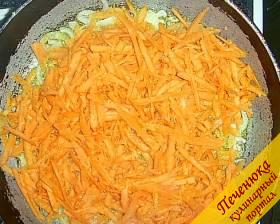 4) Морковь натираем на крупной терке и добавляем в сковороду к луку, перемешиваем, тушим овощи в течение семи минут.