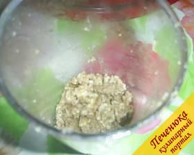3) При помощи блендера растираем чеснок с грецкими орехами.