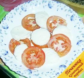 3) На блюде выкладываем помидоры и сыр, чередуя ингредиенты в виде цветка.
