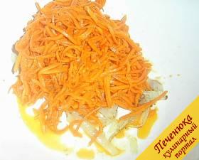 3) В миску перекладываем остывший лук и морковку по-корейски. Морковь перед этим следует слегка отжать, чтобы она была без маринада.