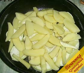 5) Накрываем кабачки слоем картофеля. Также добавляем соль и черный молотый перец по вкусу.