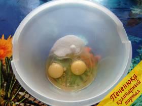 1) Яйца и сахар необходимо взбить до пенистого состояния.