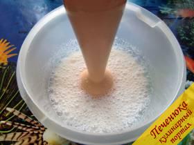 2) Влить в сладкую яичную смесь молоко и еще раз взбить все вместе.