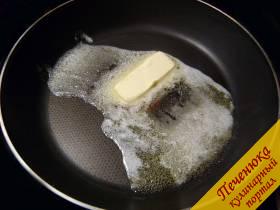 5) На разогретой сковороде распустить сливочное масло.