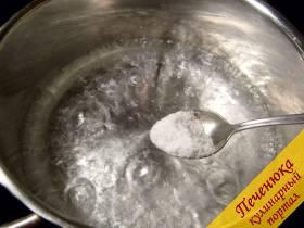 2) Налить в кастрюльку воду (ее должно быть обязательно в 2 раза больше, чем крупы) и довести до кипения, положить соль.