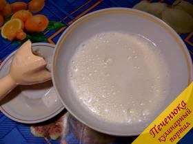 2) Взбить яйца сахаром в пышную белую массу,  добавив ванилин.