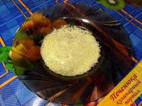 4) Поставить тарелку в микроволновку на 30 секунд, чтобы сыр полностью расплавился. Можно также пользоваться духовкой, но сыр насыпать на маленькую сковороду или в силиконовую форму. Время пребывания в духовке может увеличиться до 10 минут.