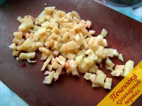 2) Вареную картошку также мелко нарезать.