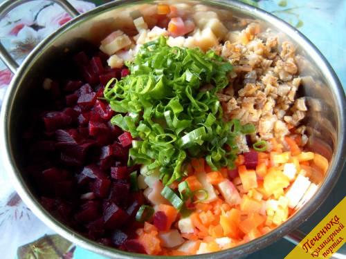 5) Сложить в одно блюдо все овощи и рыбу, добавить зеленый лук и майонез, все перемешать, выложить в салатник.