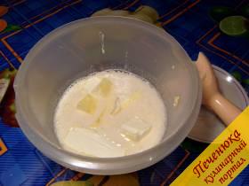 2) Добавить во взбитую яичную массу размягченный маргарин, нарезанный кусочками, растереть его с яйцами и сахаром в пышную смесь.