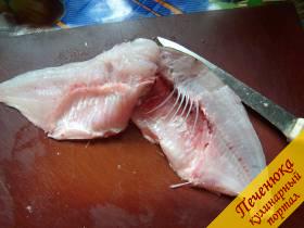 2) С распластанной рыбы срезать голову.
