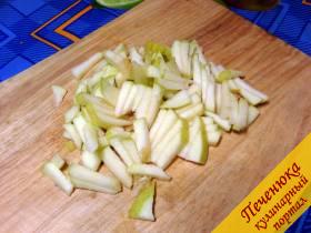 2) Яблоко вымыть, разрезать пополам, удалить семенное гнездо, нарезать сначала пластинками, а затем небольшими тонкими брусочками. Яблоко побрызгать лимонным соком, чтобы не потемнело.