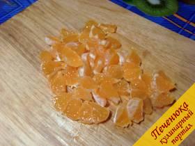 4) С апельсина снять кожуру, разделить на дольки и каждую дольку нарезать поперек, чтобы получились мелкие треугольнички.