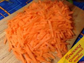 1) Начнем приготовление с начинки. Морковь необходимо натереть на крупной терке.