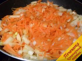 3) Спассеровать лук и морковь в небольшом количестве масла до мягкости, не зажаривая.