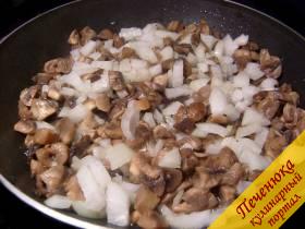 2) Лук нарезать небольшими кусочками, положить к грибам и жарить до готовности. Отжать излишнее масло и остудить грибы с луком на тарелке.