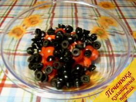 2) Разрезать пополам черные оливки или, как у нас их называют, маслины. Можно смешать пополам черные и зеленые оливки. Последние добавят остроты, одни маслины делают салат более нежным. Добавить маслины к нарезанным помидорам.