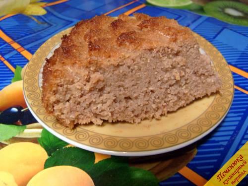 8) Слегка остудить пирог и вынуть из формы. Пирог получается с ароматом меда (хотя мы его в пирог не добавляли), вкусный и сочный.