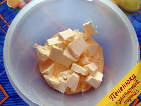 3) Размягченный маргарин или сливочное масло порезать на кусочки и смешать со смесью сахара и желтков. Добавить соду, погашенную уксусом.