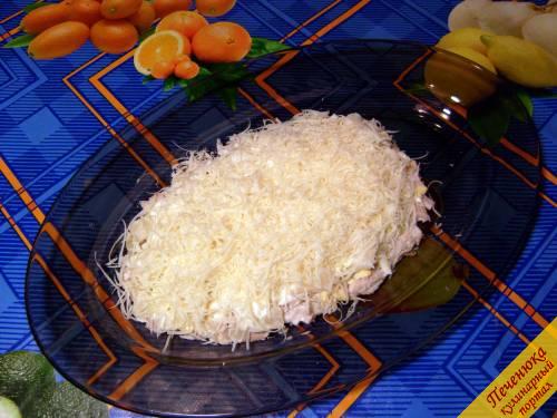 5) Сыр натереть тонкой стружкой прямо на ананасы. Этот слой майонезом не смазывать, чтобы сыр компенсировал сочность ананасов и не было выделения лишнего сока. После этого все слои повторить еще раз, также смазывая майонезом.