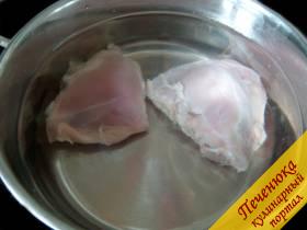 1) Сварить куриное мясо для бульона. Для этого куриные бедрышки, окорочок или суповой набор промыть, снять кожу и сварить до готовности, не забыв посолить бульон.