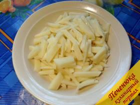 3) Картофель очистить, нарезать соломкой, положить в бульон и варить до мягкости.
