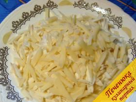 6) Сыр натереть на крупной терке, можно использовать как твердый сыр, так и суповой плавленый сырок.