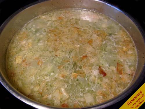 8) Заправить суп обжаренным луком.