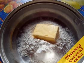 1) Смешать муку и соль, перетереть с маргарином на терке до получения мелкой крошки.