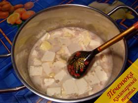 2) Масло или маргарин порезать мелкими кусочками в молоко, помешать с молоком (тесто замешиваем вручную).
