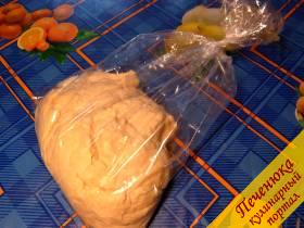 4) Поместить тесто в полиэтиленовый пакет и плотно завязать. Убрать в холодильник, где тесто должно полежать хотя бы три часа, но можно и больше.