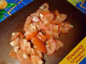 2) Свежие помидоры вымыть, разрезать на 4 части и нарезать крупными треугольниками.