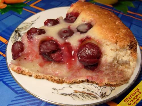 10) Пирог получается с хрустящей корочкой и нежной серединкой с сочными ягодками.